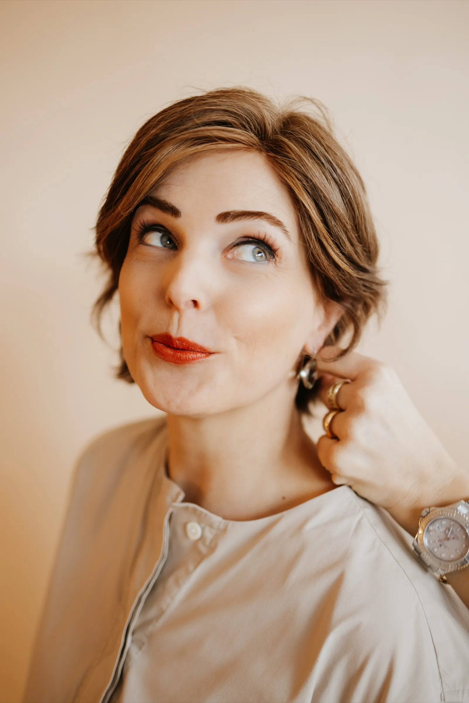 Perücken-Look: kurzer brauner Bob